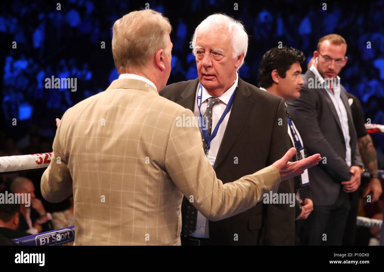 Promoteur Frank Warren (à gauche) parle à Charles Giles de la chambre de contrôle de boxe poids lourd international après le combat entre Tyson Fury et Sefer Seferi à l'Arena de Manchester, Manchester. ASSOCIATION DE PRESSE Photo. Photo date : Samedi 9 juin 2018. Voir l'activité de boxe histoire de Manchester. Crédit photo doit se lire : Nick Potts/PA Wire. Banque D'Images
