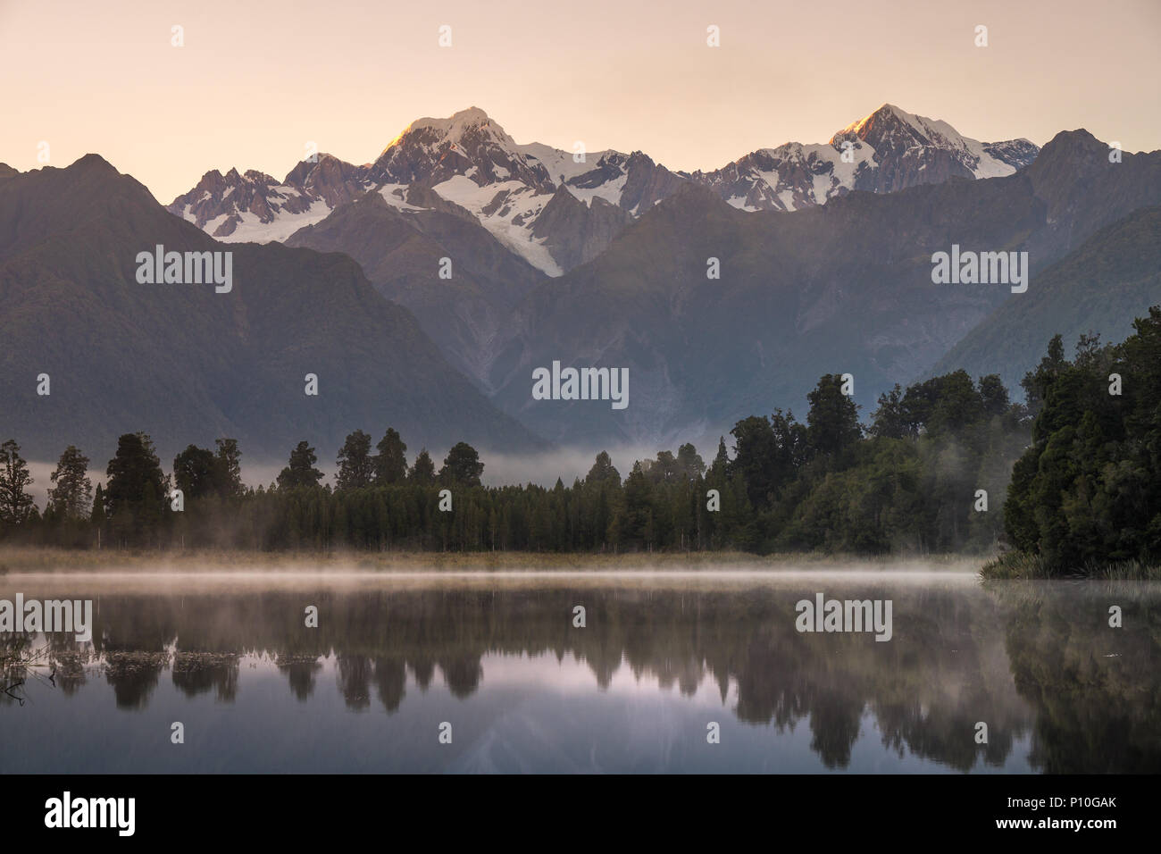 Lake Matheson. Localiser près du Fox Glacier dans Côte ouest de l'île du sud de Nouvelle-Zélande. Il est célèbre pour son compte une vue sur parc Aoraki/Mount Cook et Banque D'Images