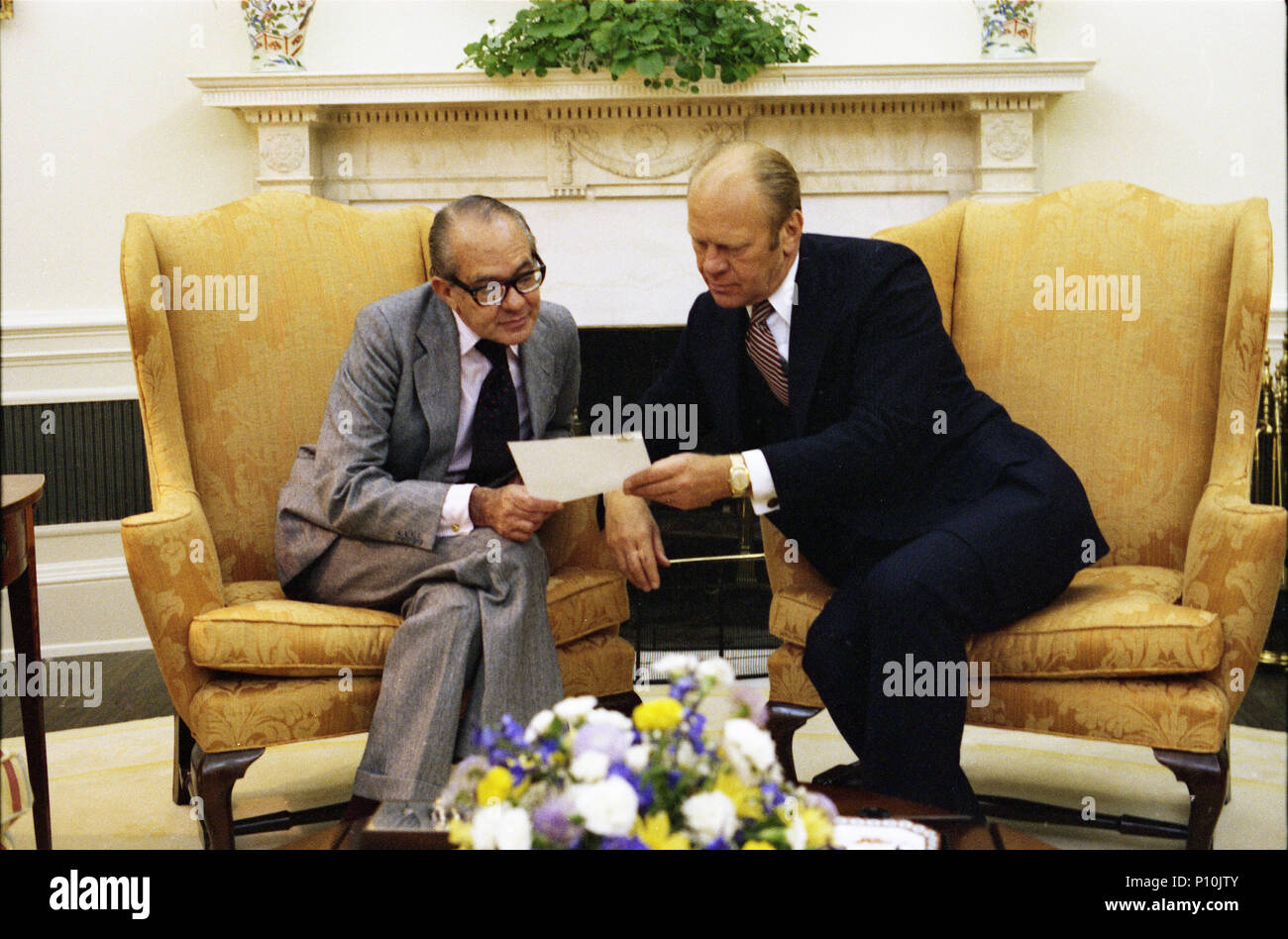 1975, 25 septembre - Le Bureau ovale - La Maison Blanche - Gerald R. Ford, Alfonso Lopez Michelsen - assis près d'une cheminée, de parler, à la recherche de papier - Visite d'État du Président Alfonso Lopez Michelsen et Mme Lopez de Colombie - Chef de l'État Réunion Banque D'Images