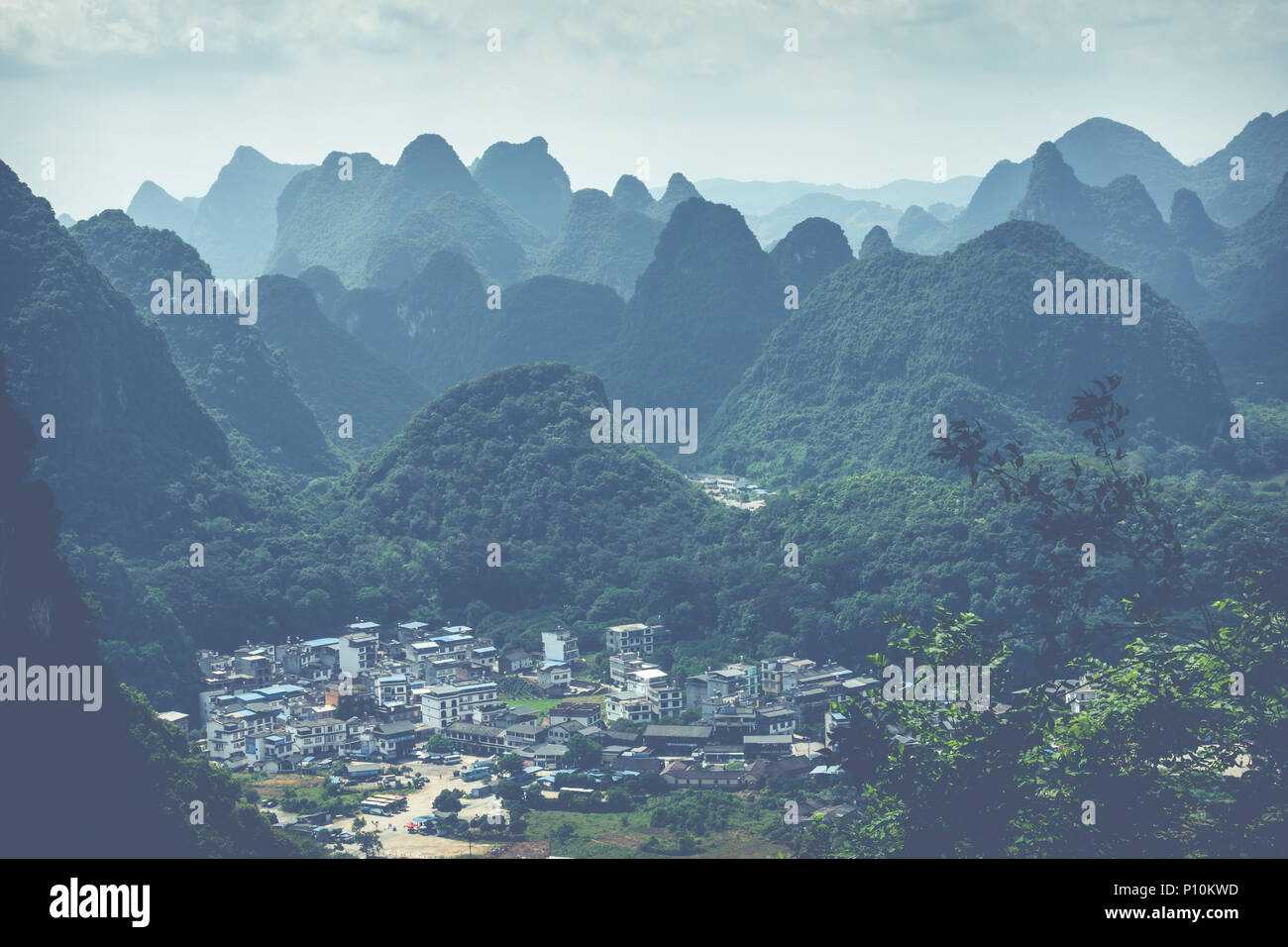 Paysage de montagnes karstiques, Guilin. Situé près de Yangshuo, Guilin, Guangxi, Chine. Banque D'Images