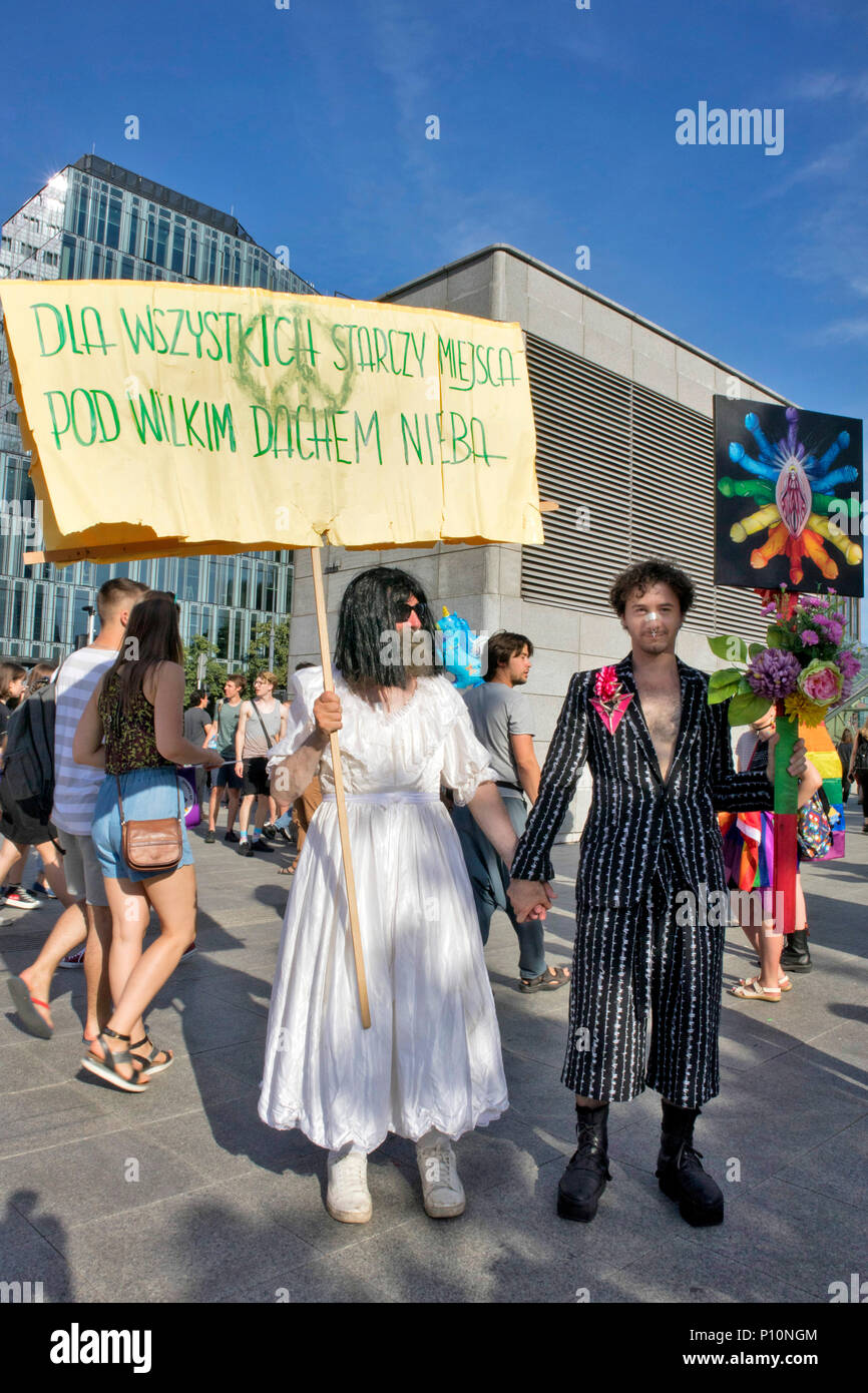 Varsovie, Pologne - 9 juin 2018 : Les participants de la Grande Parade pour l'égalité - communauté LGBT pride parade dans la ville de Varsovie Banque D'Images