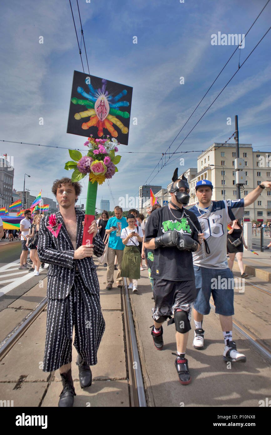 Varsovie, Pologne - 9 juin 2018 : Les participants de la Grande Parade pour l'égalité - communauté LGBT pride parade dans la ville de Varsovie Banque D'Images