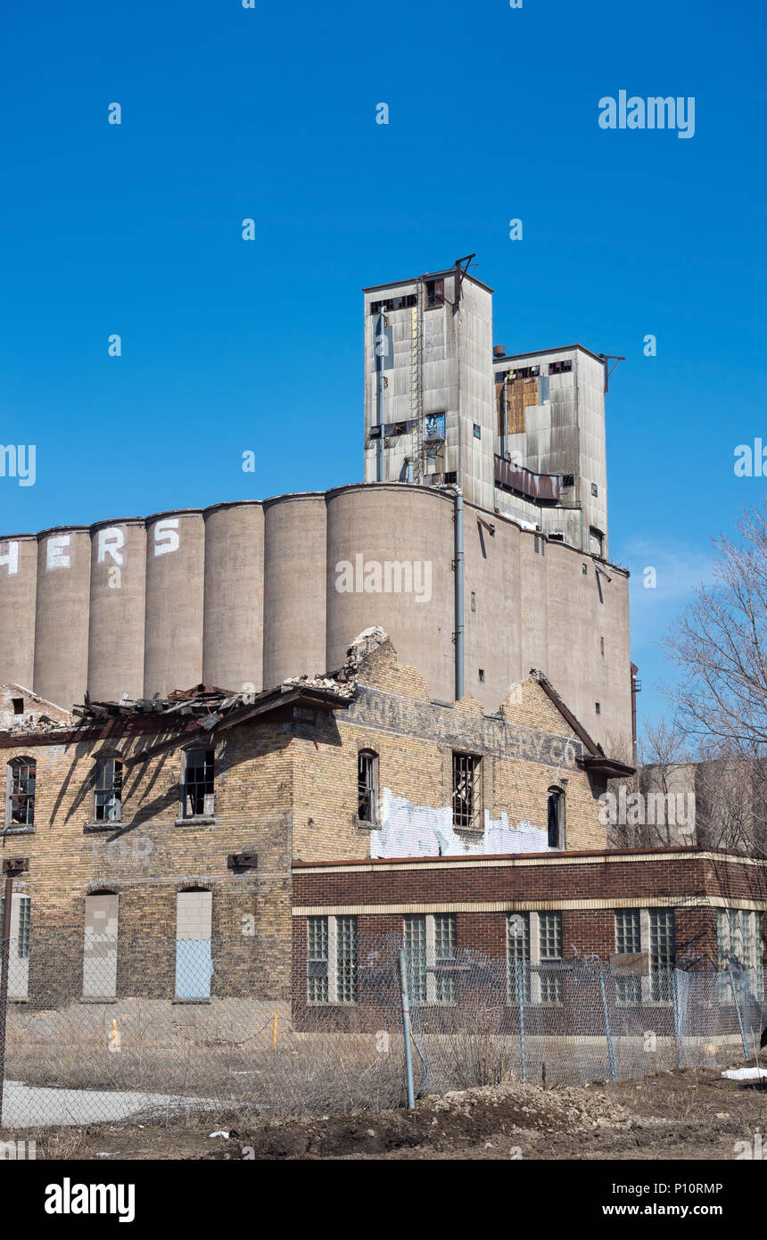 Abandonné l'élévateur à grain et l'usine à Prospect Park Minneapolis Minnesota Banque D'Images