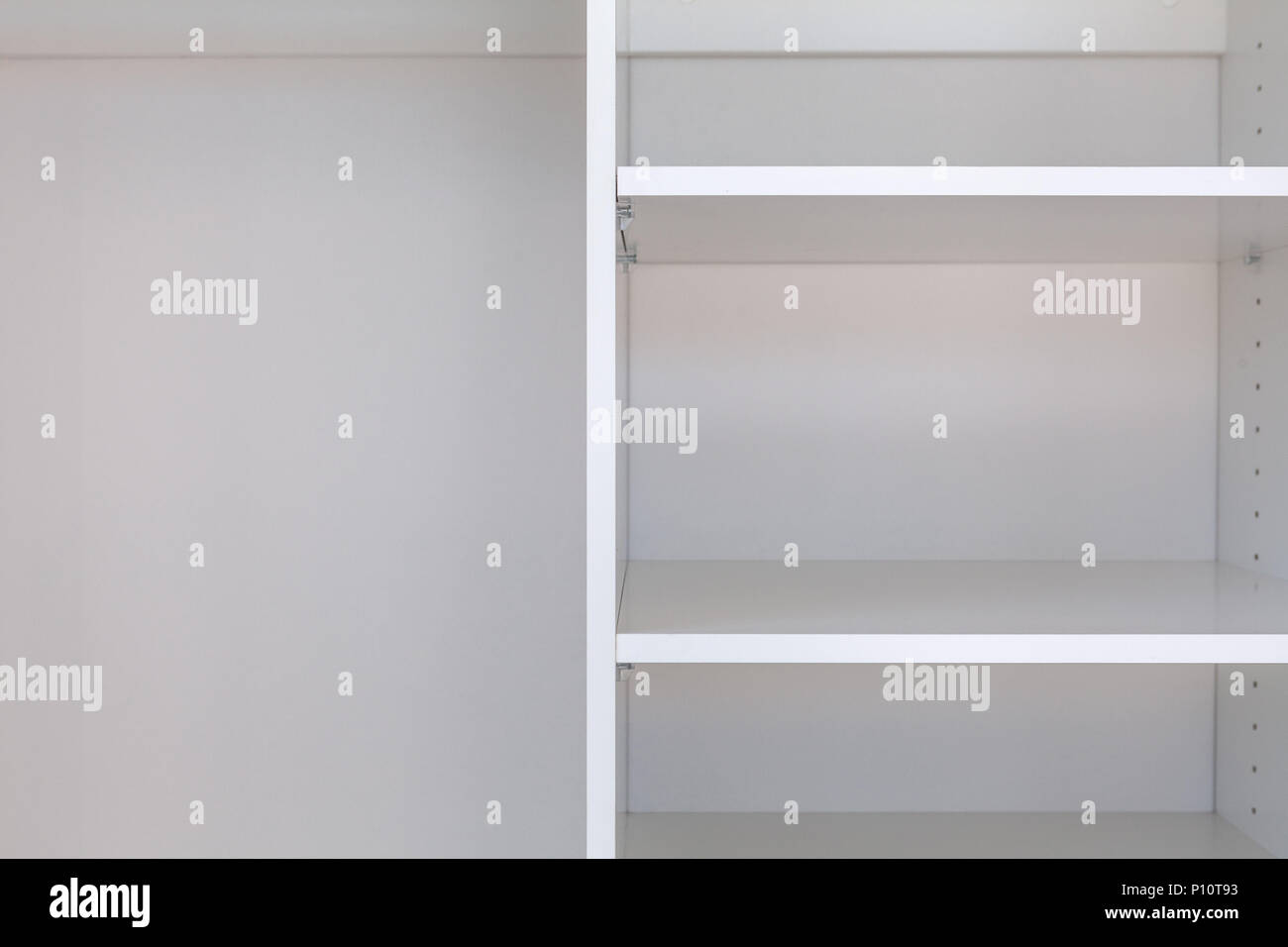 Close-up des étagères vides dans le placard blanc Banque D'Images