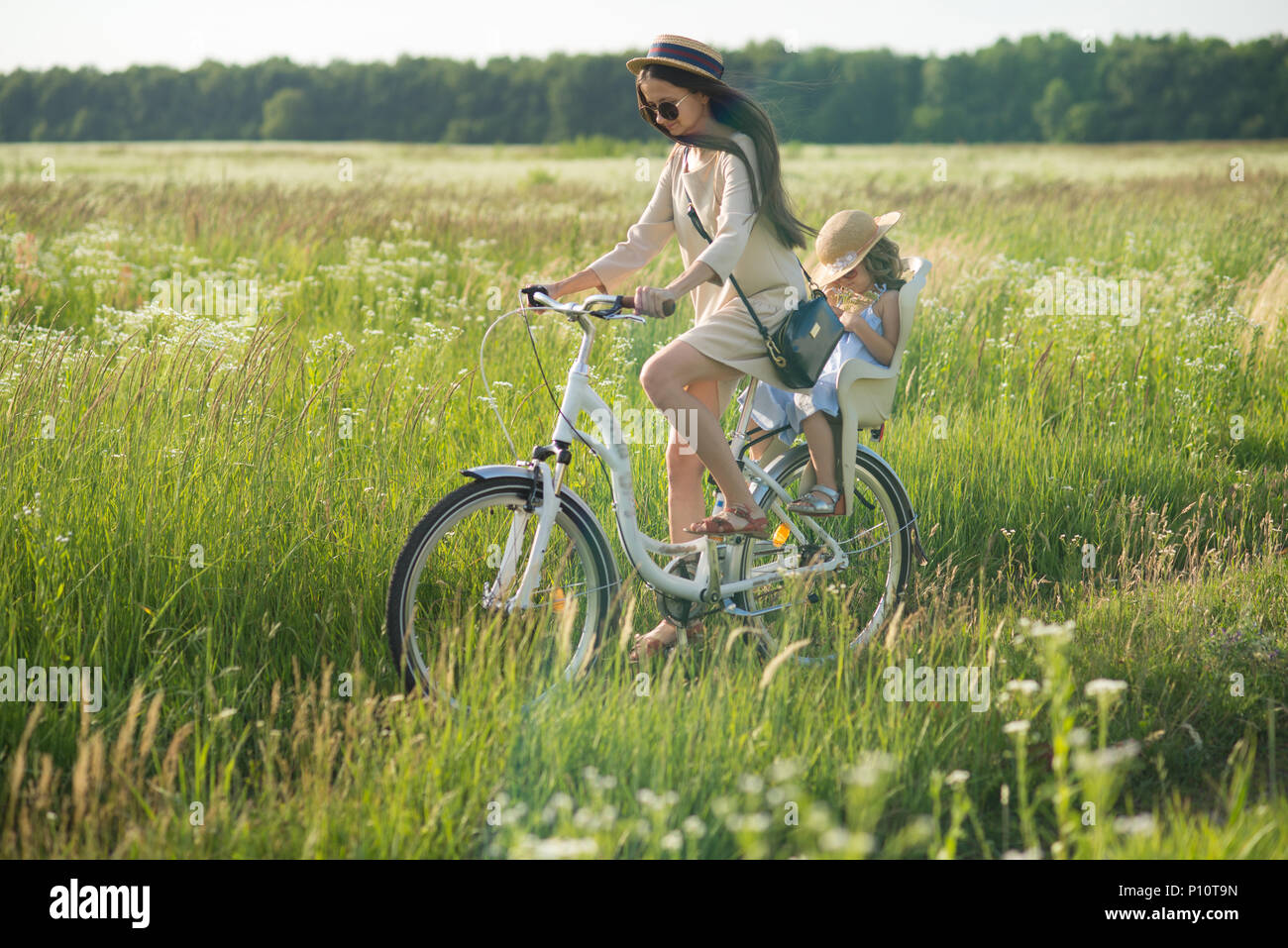 Mère et fille ont promenade en vélo sur la nature. L'activité d'été Banque D'Images