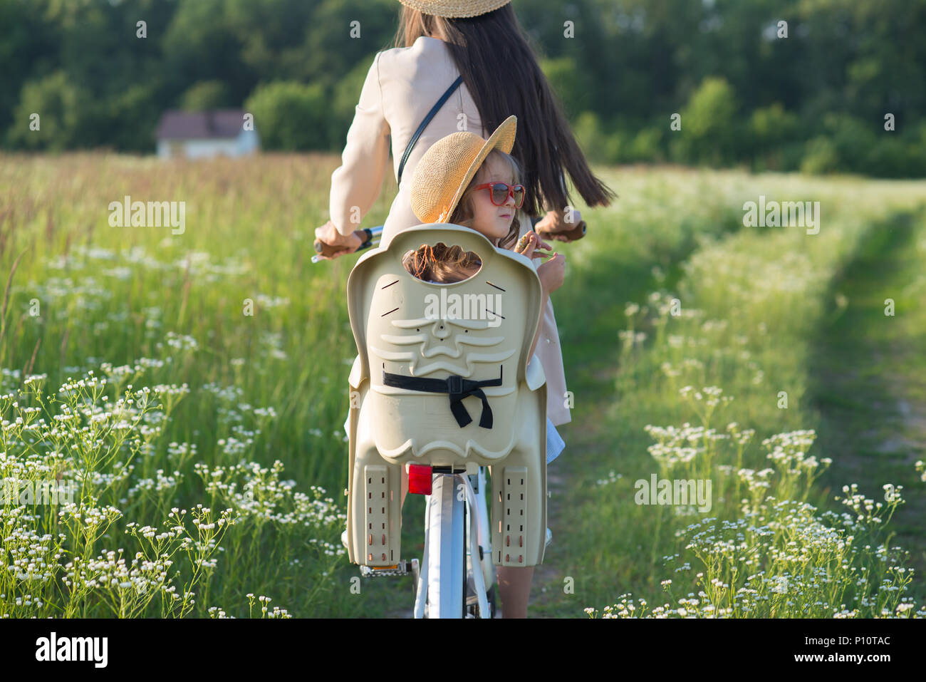 Mère et fille ont promenade en vélo sur la nature. L'activité d'été Banque D'Images