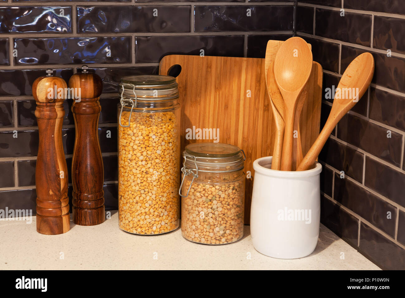 La cuisine en bois jeu utencils sur table de cuisine moderne Banque D'Images