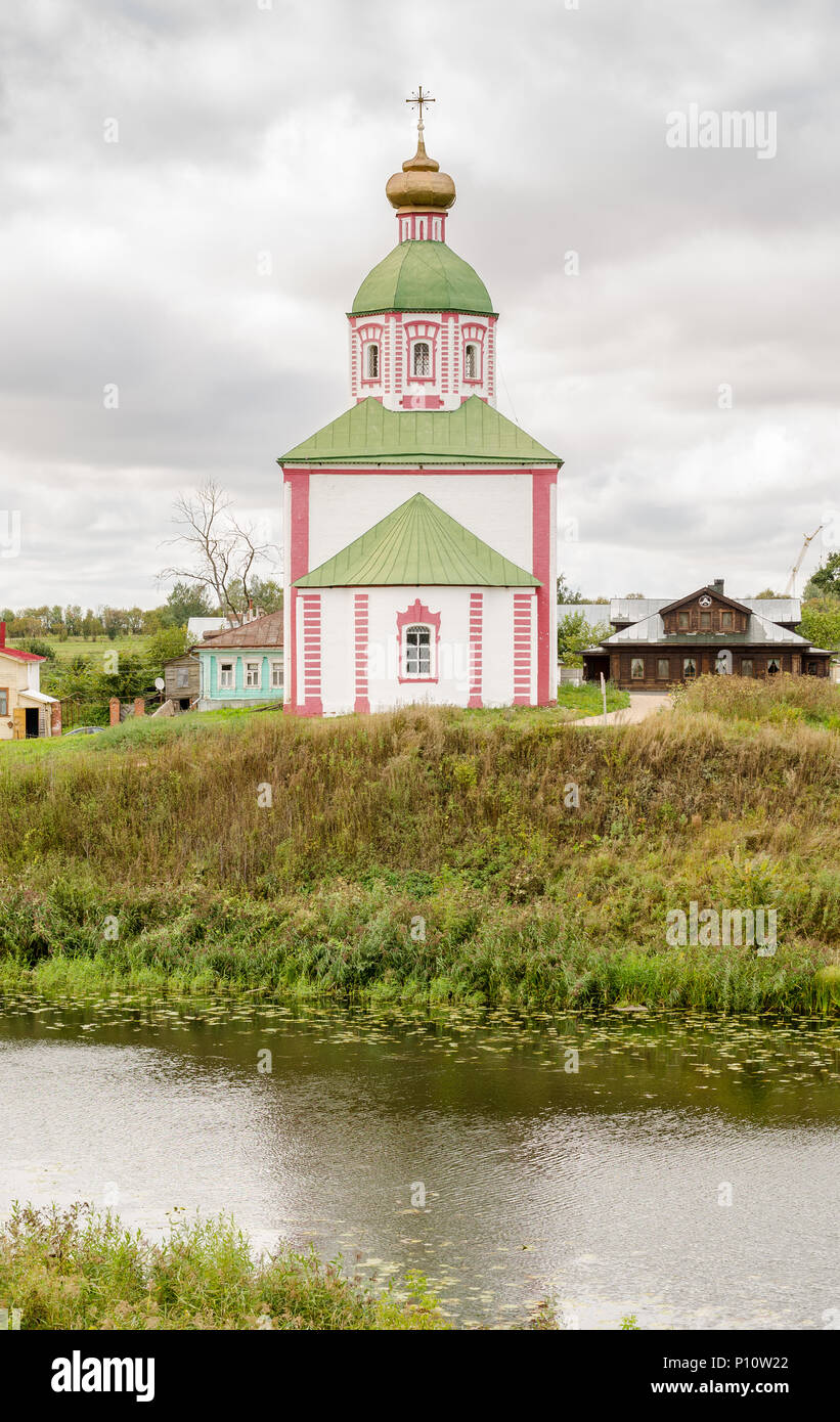 Église du prophète Élie sur la montagne Ivanova avant la tempête à Suzdal Banque D'Images