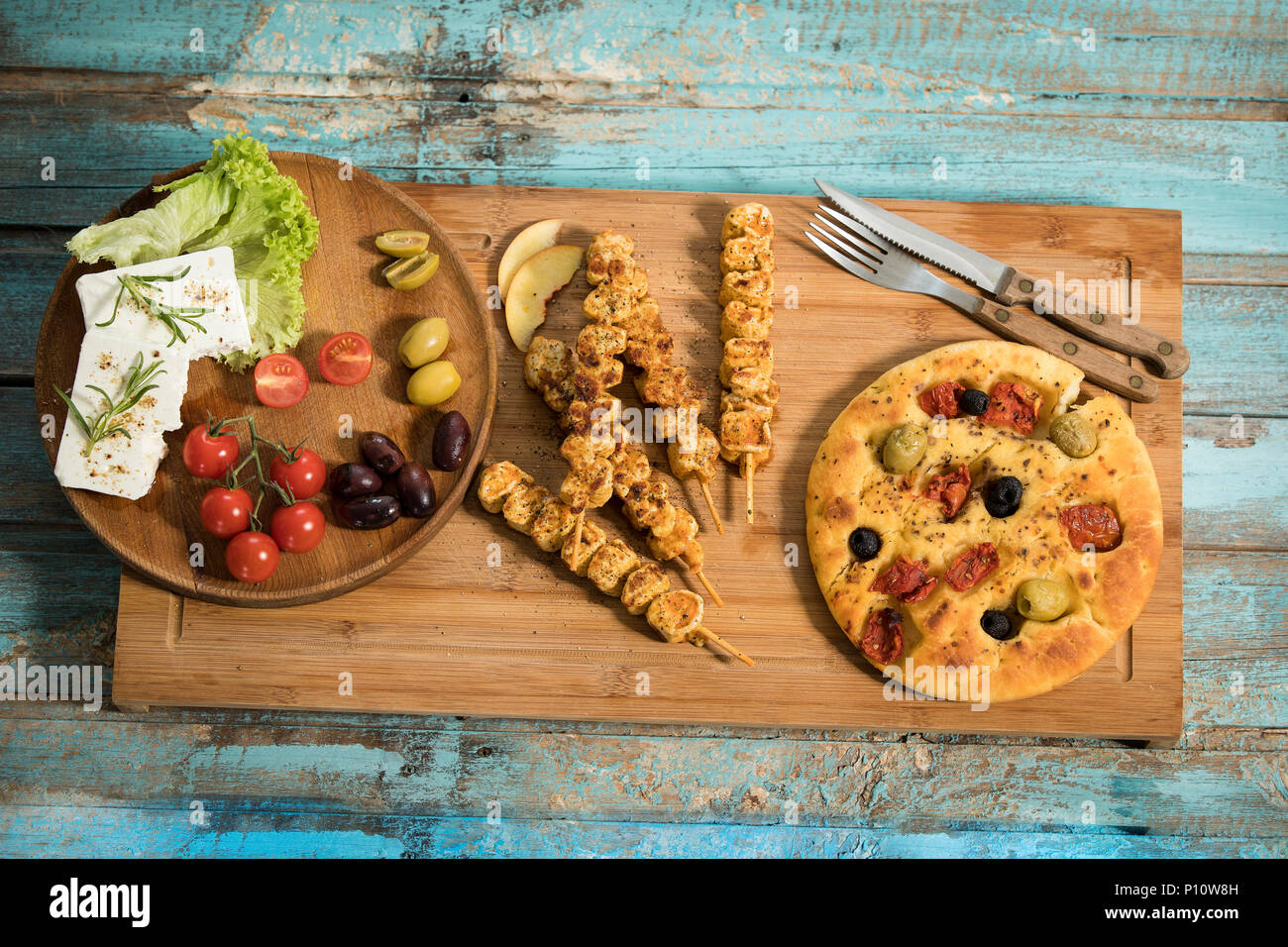 Gegrillete Fleischspiesse Ofenbrot, mediterranes mit Oliven und getrockneten Tomaten, Schafskäse Salatblättern garniert mit und Rosmarin, Studio Banque D'Images