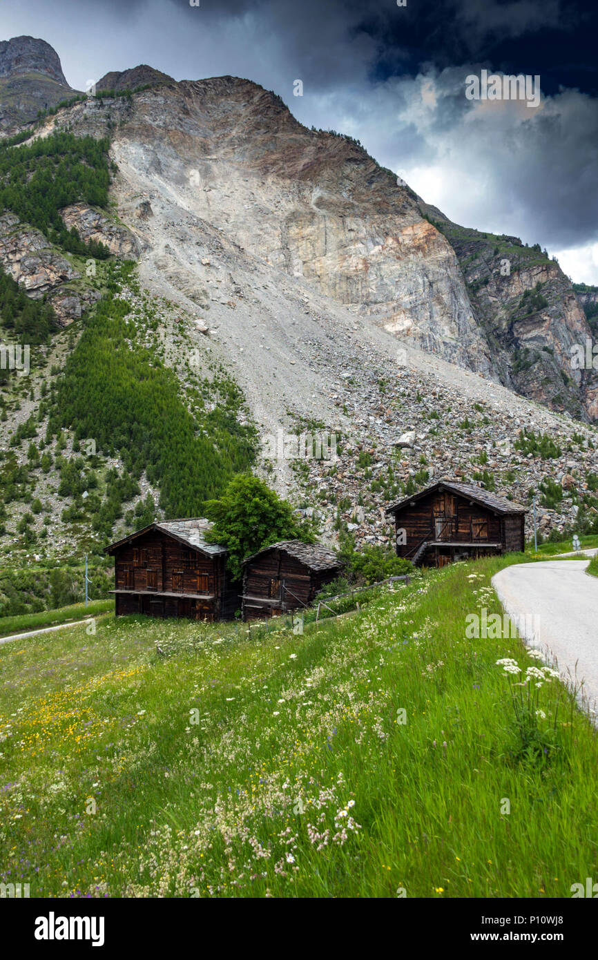 Granges en bois et prairies sur les lieux de l'éboulement de 1991, glissement, au-dessus de Randa dans la vallée de Saas, Suisse Banque D'Images
