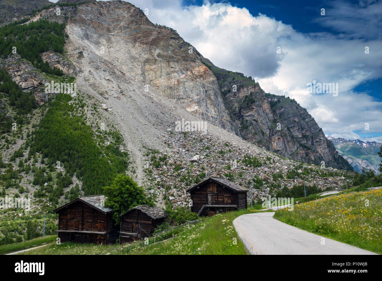 Granges en bois et prairies sur les lieux de l'éboulement de 1991, glissement, au-dessus de Randa dans la vallée de Saas, Suisse Banque D'Images