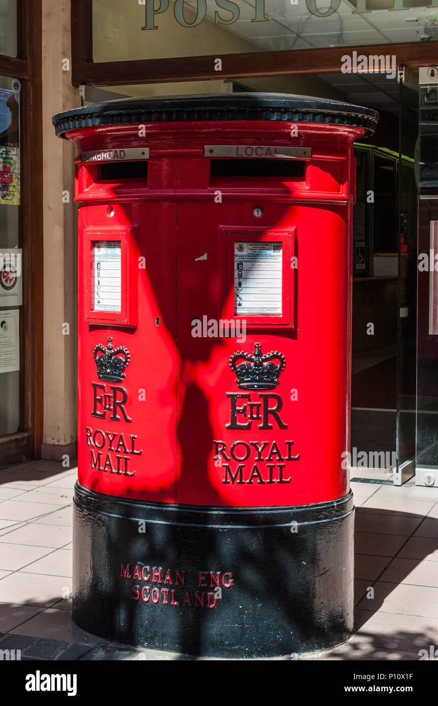 Gibraltar, Royaume-Uni - Mai 18, 2017 : Rouge style britannique boîtes aux lettres à l'extérieur du bureau de poste à Gibraltar, Royaume-Uni, Europe de l'Ouest. Banque D'Images