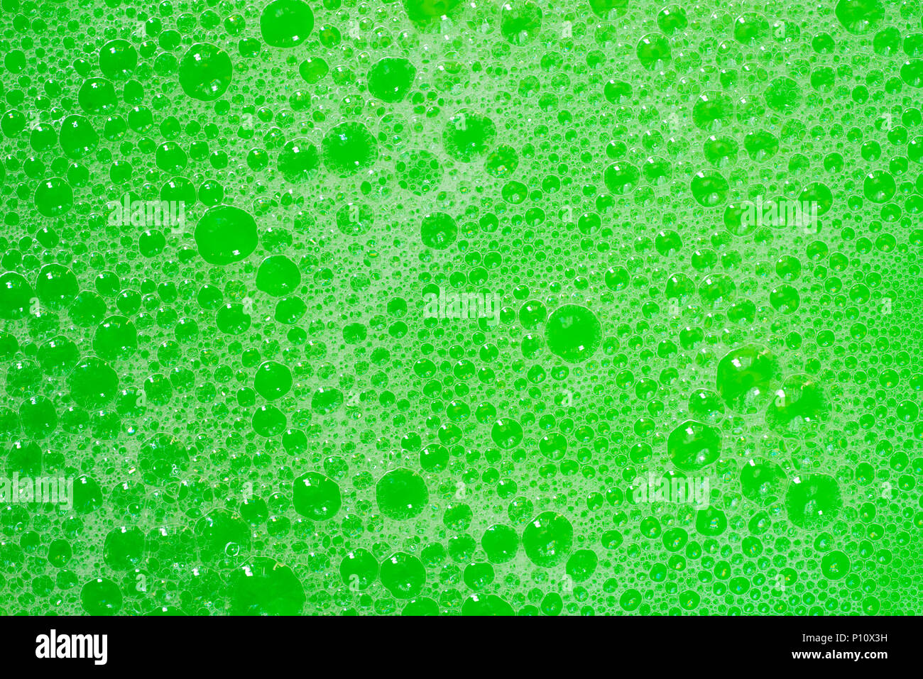 Green lessive liquide au fond des bulles Banque D'Images
