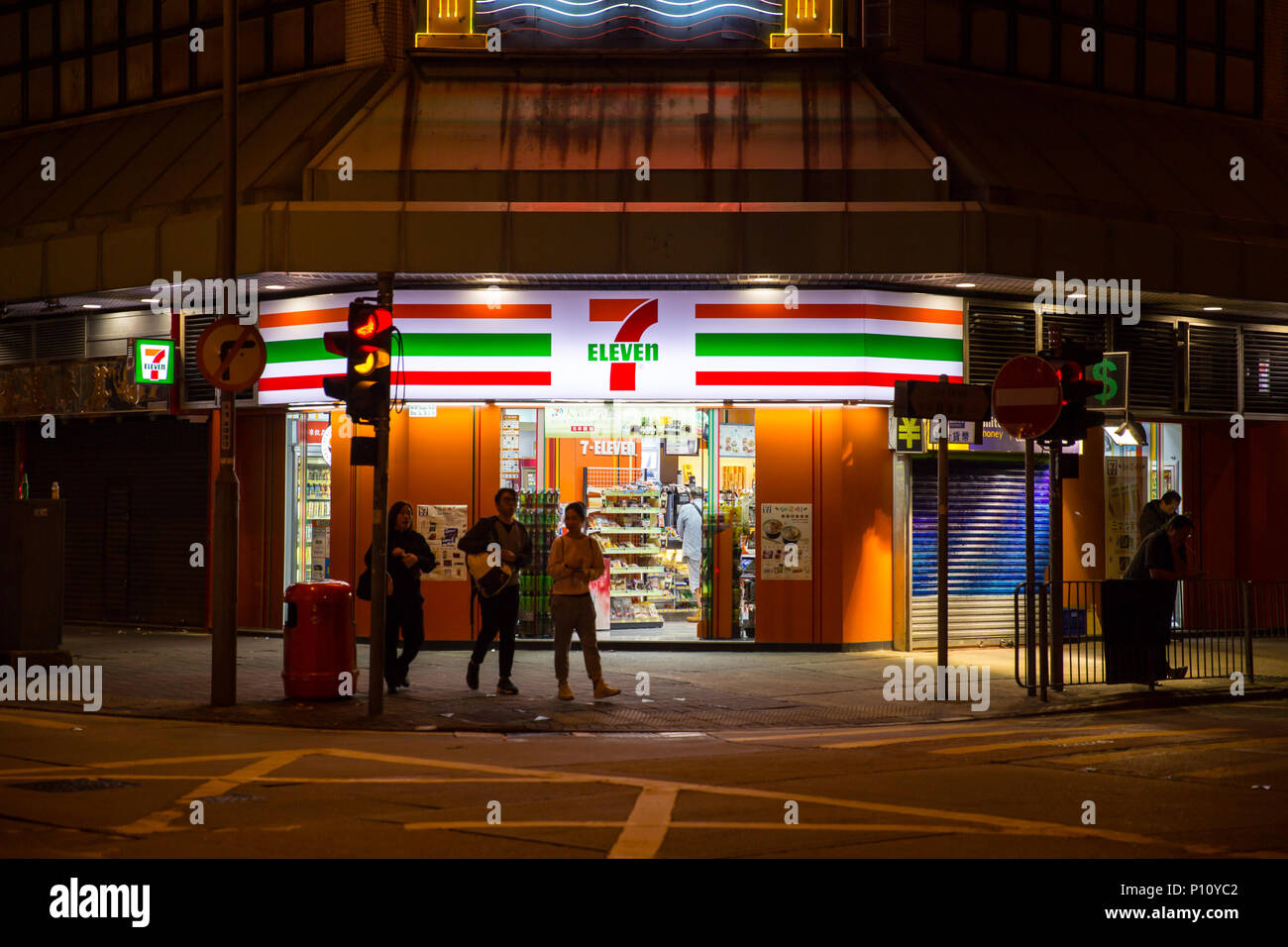 24 heures 7-11 dépanneurs 7-Eleven ou ouverture toute la nuit faire nuit lumineuse et la sécurité routière à Hong Kong. 24 novembre 2017. Banque D'Images