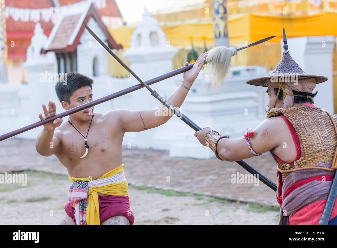 Thai ancien guerrier avec épée d'action de lutte contre l'épée et la lance dans le Nord de l'arme de la culture Lanna et Arts show à 14 janvier 2017 Thaïlande Lampang Banque D'Images