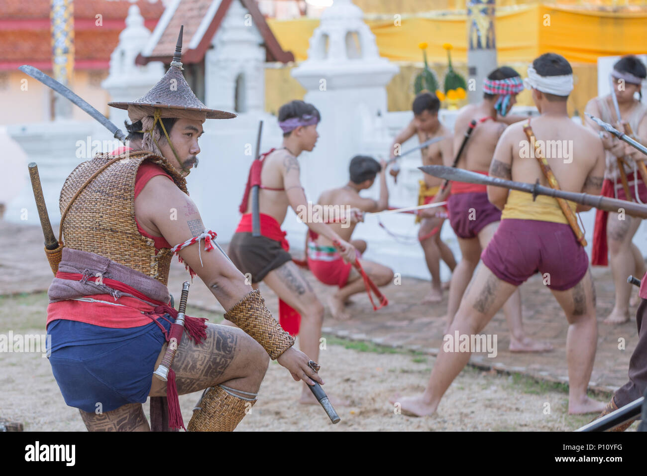 Thai ancien guerrier avec épée d'action de lutte contre l'épée et la lance dans le Nord de l'arme de la culture Lanna et Arts show à 14 janvier 2017 Thaïlande Lampang Banque D'Images