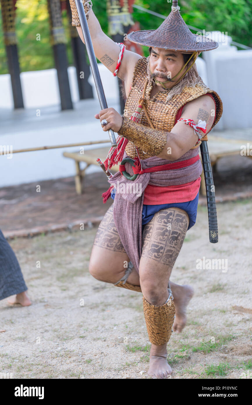 Thai ancien guerrier avec épée d'action de lutte contre l'épée et la lance dans le Nord de l'arme de la culture Lanna et Arts show à 14 janvier 2017 Thaïlande Lampang Banque D'Images