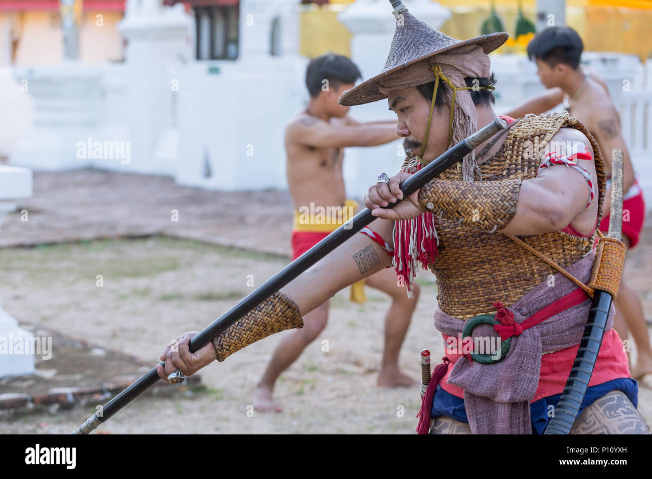 Thai ancien guerrier avec épée d'action de lutte contre l'épée et la lance dans le Nord de l'arme de la culture Lanna et Arts show à 14 janvier 2017 Thaïlande Lampang Banque D'Images