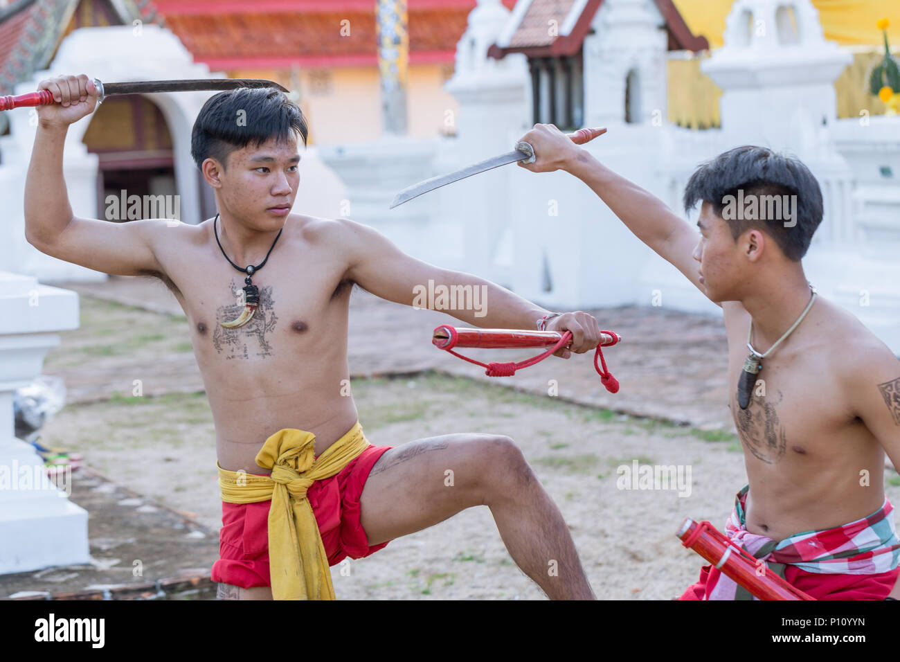 Thai ancien guerrier avec épée d'action de lutte contre l'épée et la lance dans le Nord de l'arme de la culture Lanna et Arts show à 14 janvier 2017 Thaïlande Lampang Banque D'Images