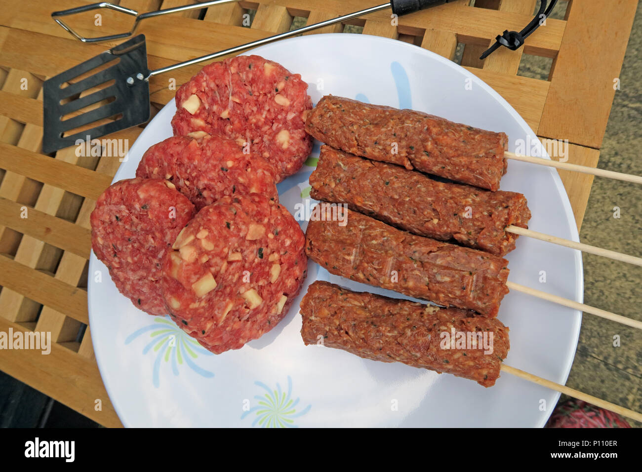 Dangers de l'intoxication alimentaire à partir de l'été BBQ viande, saucisses, hamburgers, Kebabs, sous-cuit ou cru Banque D'Images