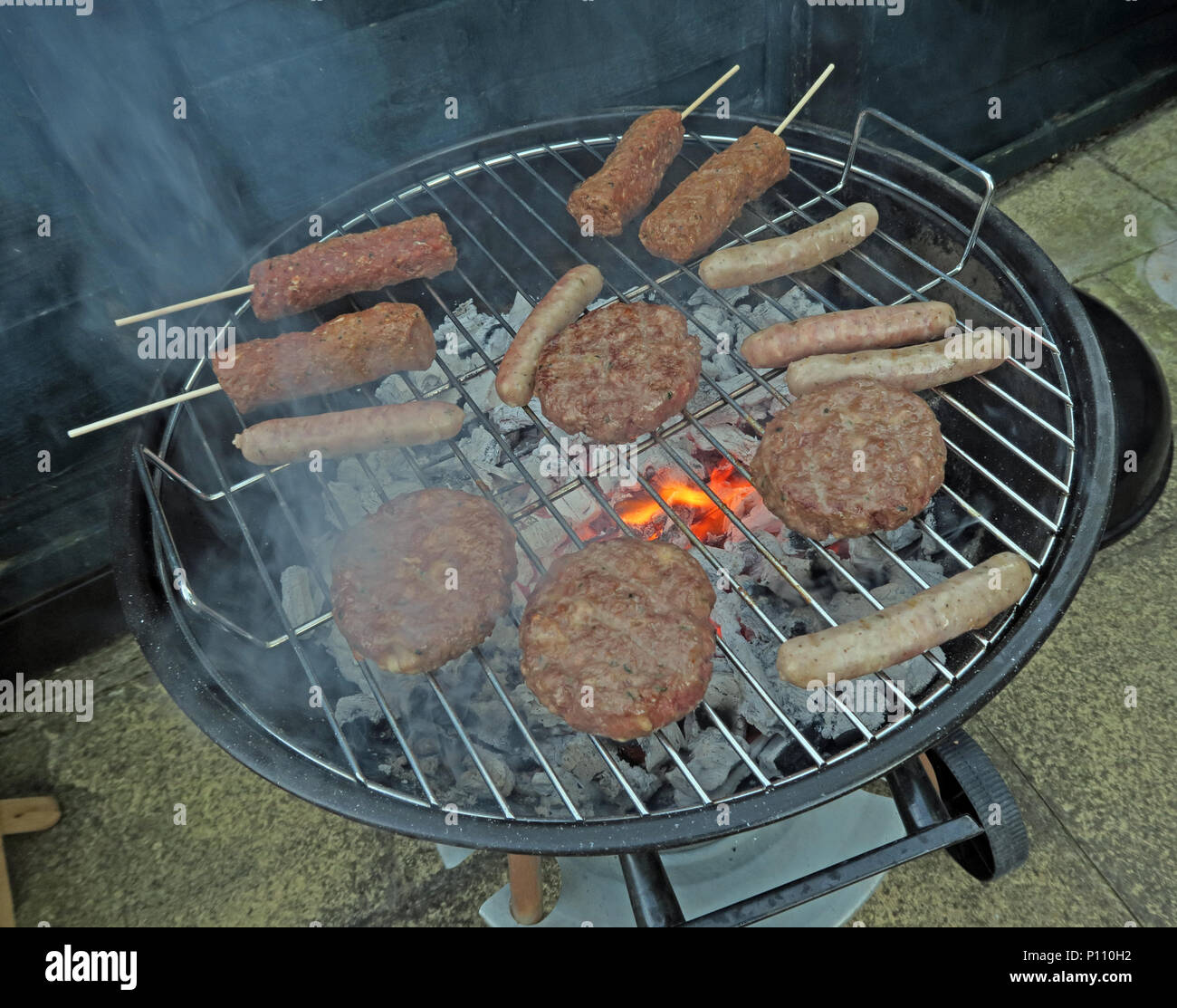 Bien cuit la viande sur barbecue jardin barbecue d'été Banque D'Images