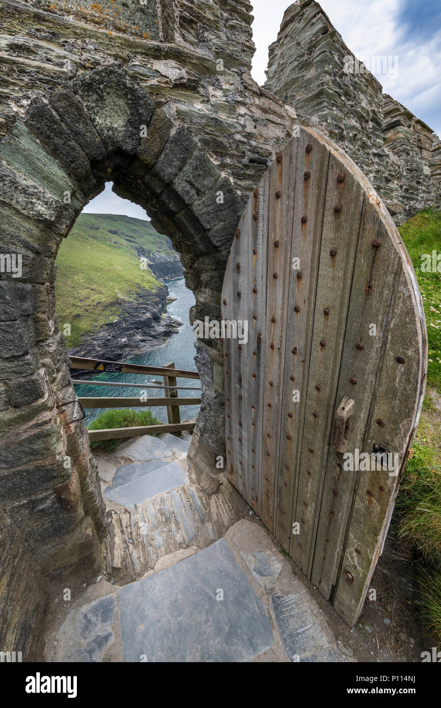 L'ancienne porte d'entrée Château de Tintagel en Cornouailles du Nord, la maison du roi Arthur. Banque D'Images