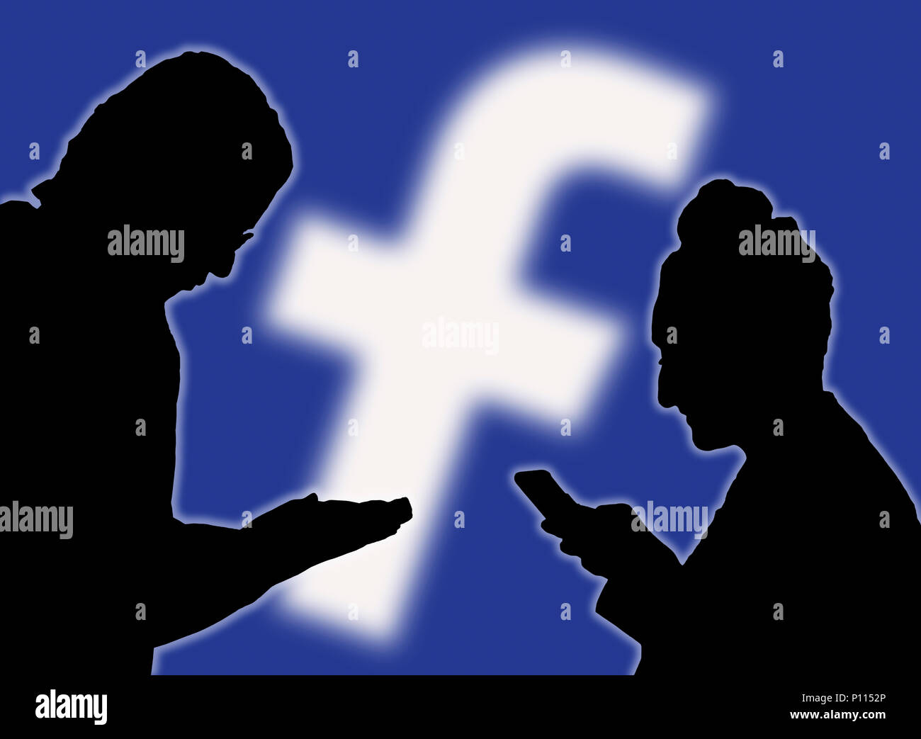 Silhouettes d'un couple de personnes utilisant l'application Facebook sur les smartphones. Banque D'Images