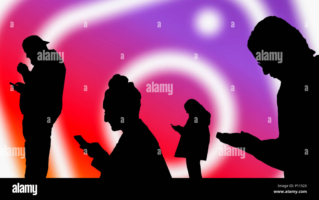 Silhouettes d'un groupe de personnes d'affichage sur l'app Instagram médias sociaux. Banque D'Images