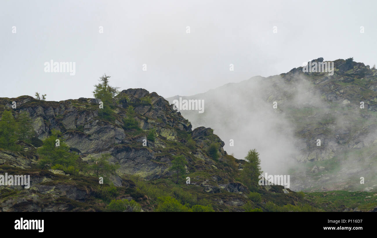 Jour brumeux en montagne avec vue sur la montagne suggestif Banque D'Images