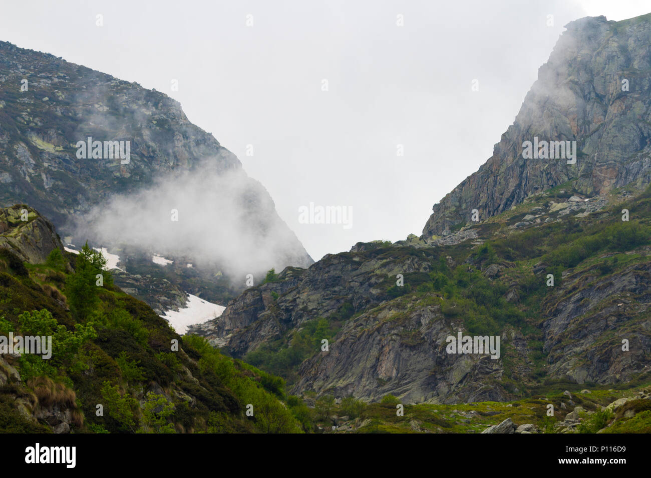 Jour brumeux en montagne avec vue sur la montagne suggestif Banque D'Images