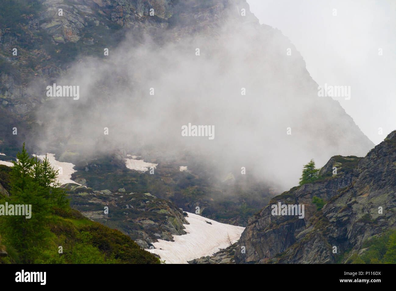 Jour brumeux en montagne avec vue sur la montagne suggestif Banque D'Images