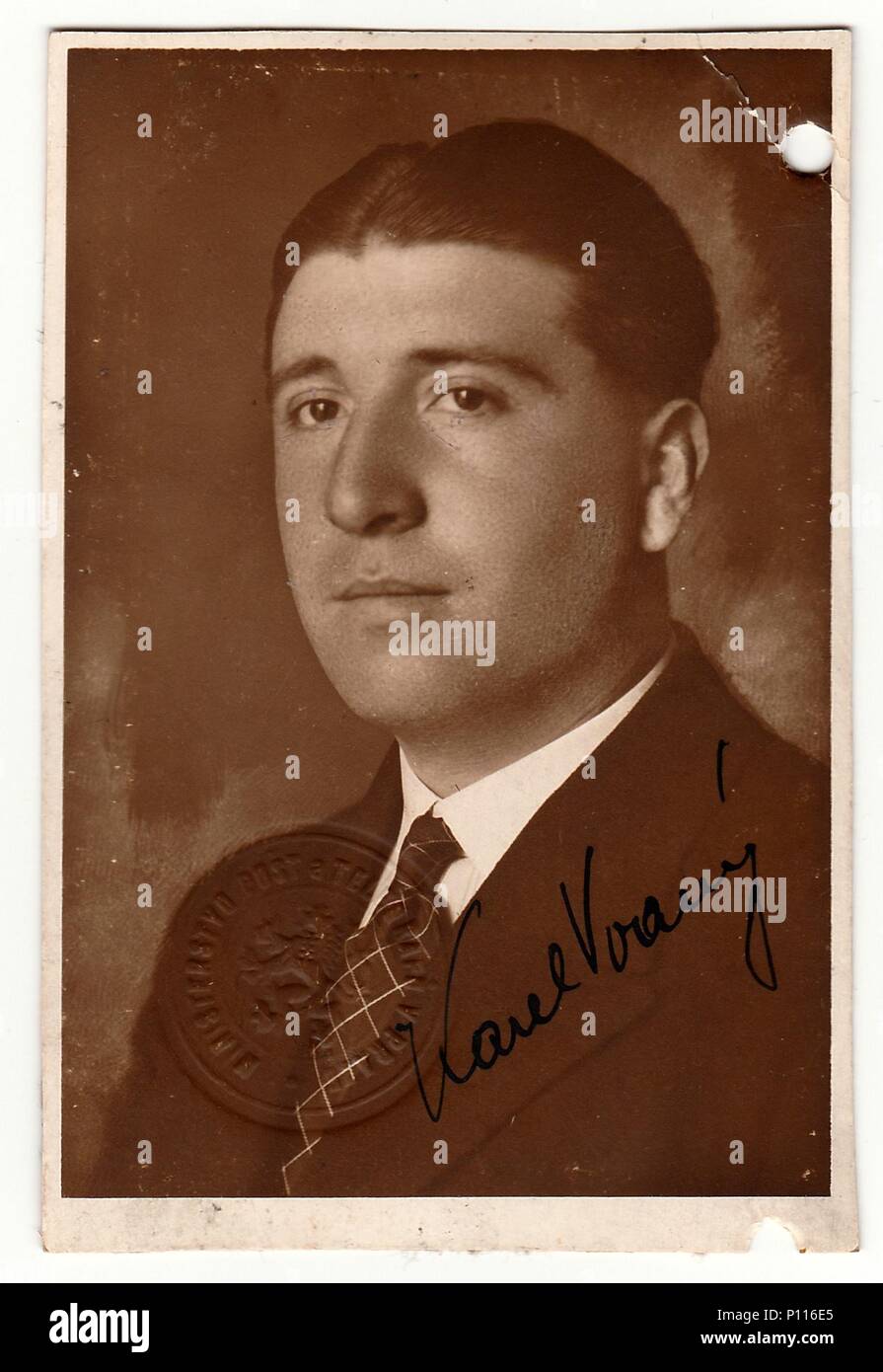 La République tchécoslovaque - circa 1935 : Vintage photo portrait d'un homme avec la signature. A l'origine Photo timbre sec sur la photo. Banque D'Images