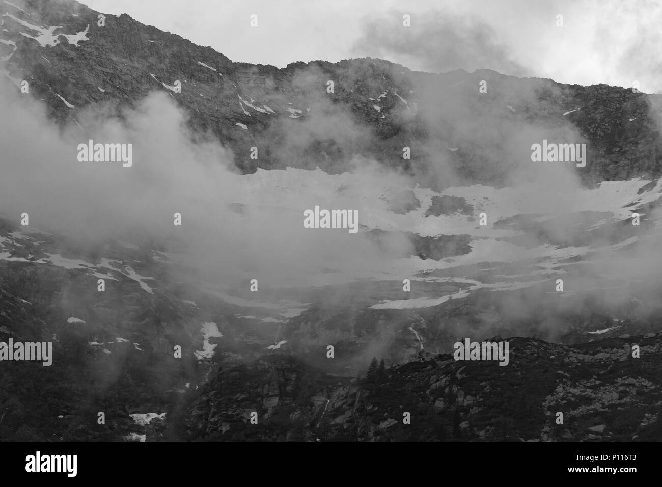 Noir large et suggestive sur la montagne. L'Italie. Banque D'Images