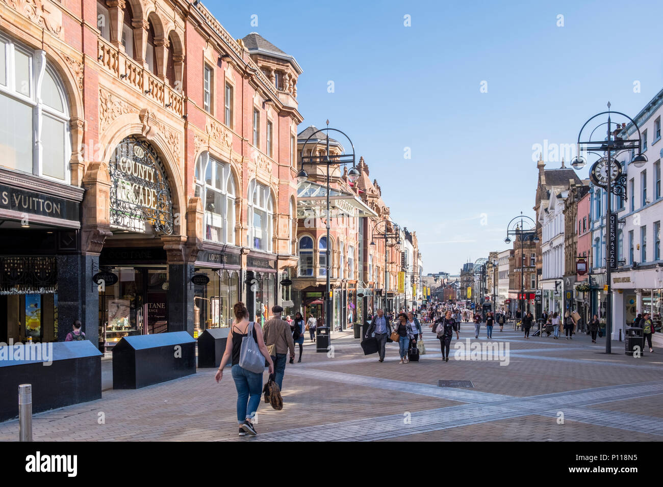 Shoppers on Briggate dans le quartier de Victoria centre-ville de Leeds, West Yorkshire, England, UK Banque D'Images