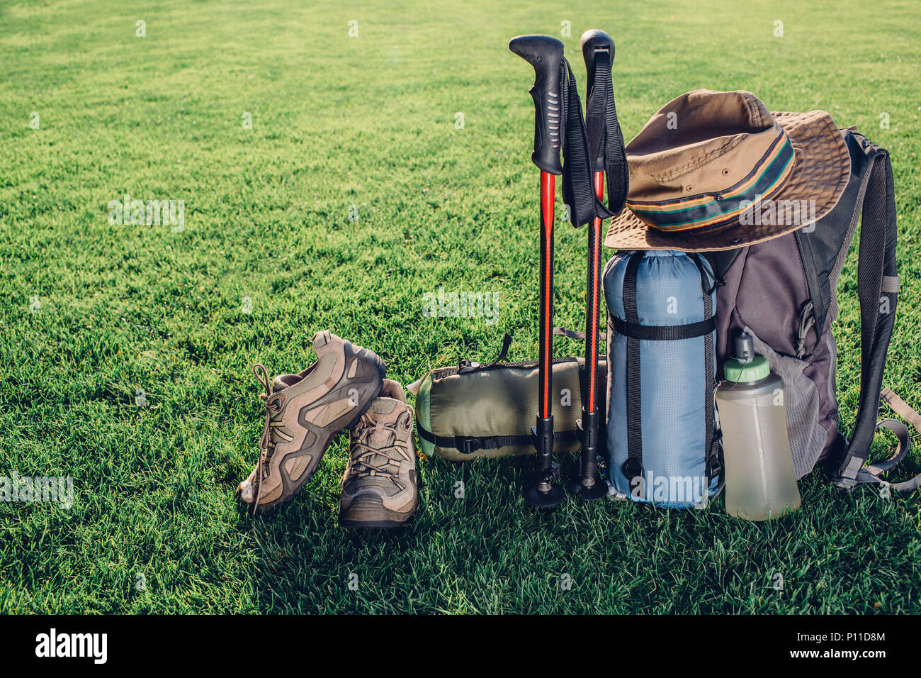 Backpacker, sur l'herbe verte Banque D'Images