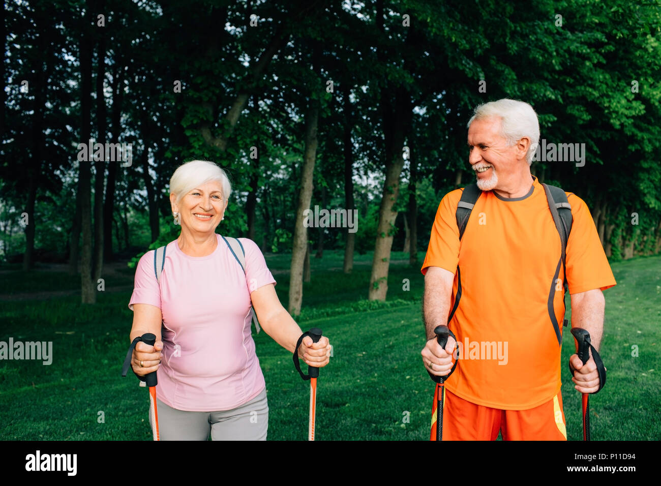 Les personnes âgées, les randonnées et une vie active Banque D'Images