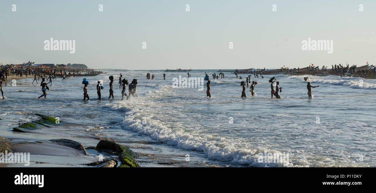 Retour des pêcheurs de bateaux en bois à la plage en Casamance Banque D'Images