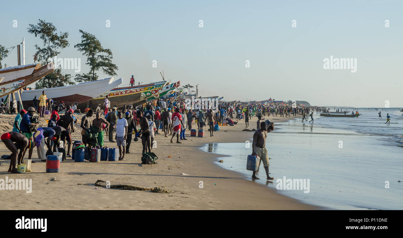 Retour des pêcheurs de bateaux en bois à la plage en Casamance Banque D'Images