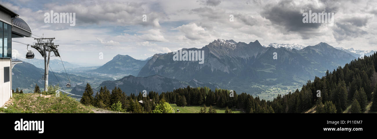 La gare de câble et vue panoramique de paysage de montagne en Suisse Banque D'Images