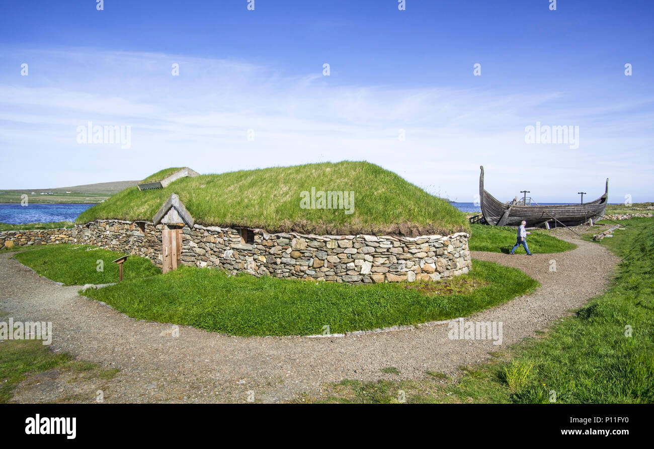 Reconstruction de Viking Scandinave et la longue maison Skidbladner, full size replica de Gokstad ship à Brookpoint, Unst, Shetland, Scotland, UK Banque D'Images