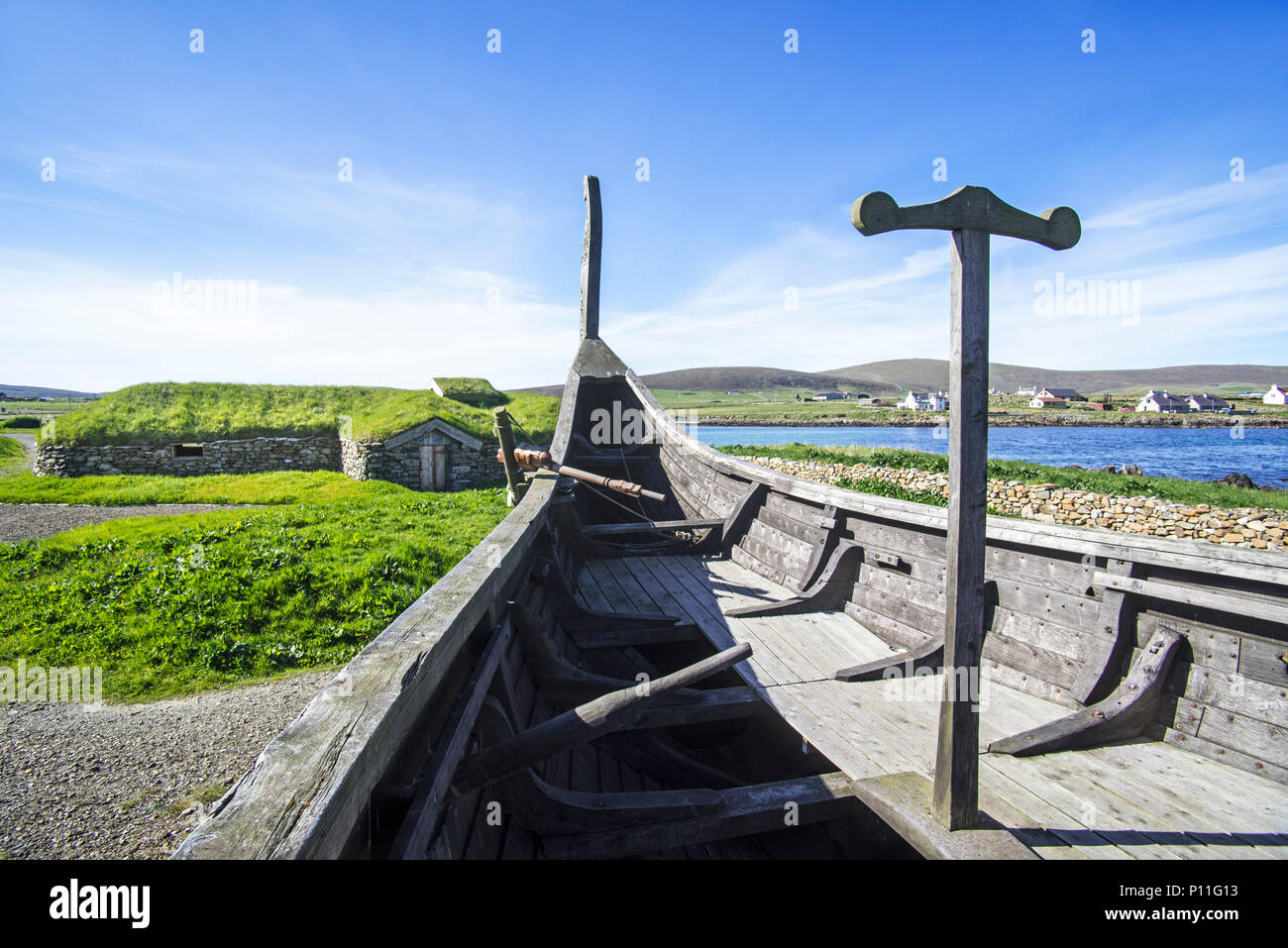 Reconstruction de Viking Scandinave et la longue maison Skidbladner, full size replica de Gokstad ship à Brookpoint, Unst, Shetland, Scotland, UK Banque D'Images
