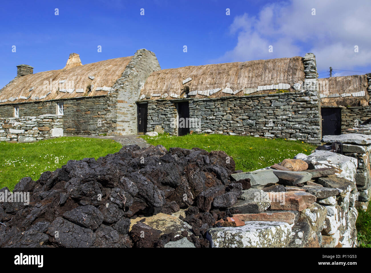 Pile de séchage de gazon à la Croft House Museum / Musée Crofthouse, paille-thatched cottage restauré à Boddam, Shetland, Scotland, UK Banque D'Images