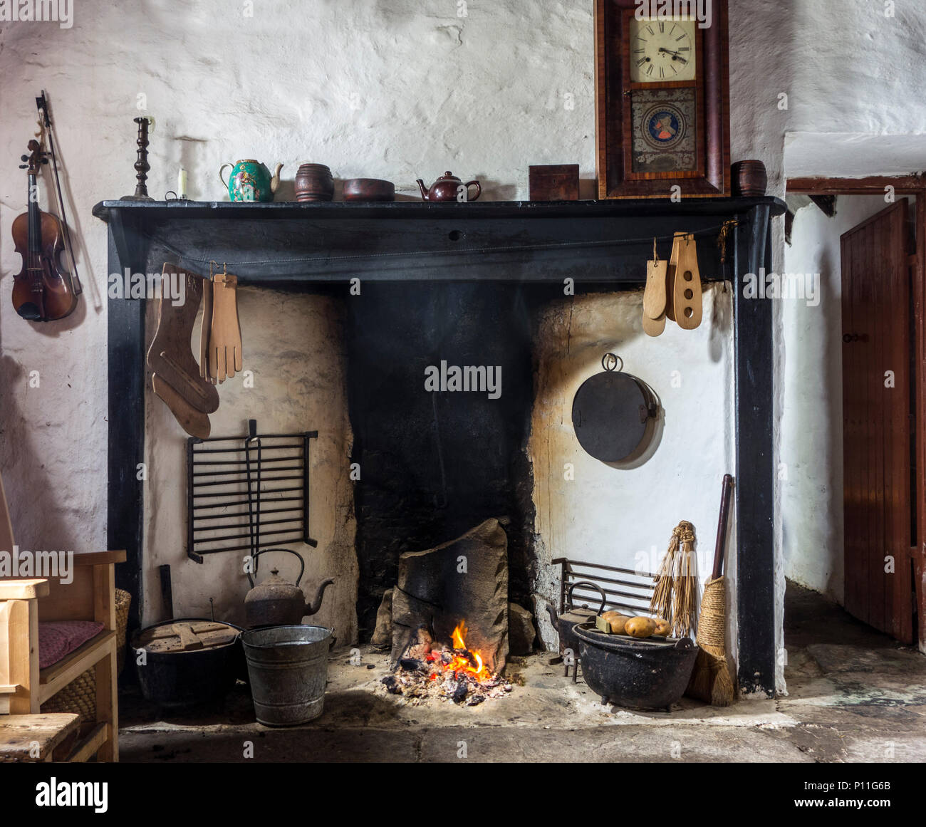 Feu de tourbe qui brûle dans une cheminée à la Croft House Museum / Musée Crofthouse, cottage restauré du xixe siècle à Boddam, Shetland, Scotland, UK Banque D'Images