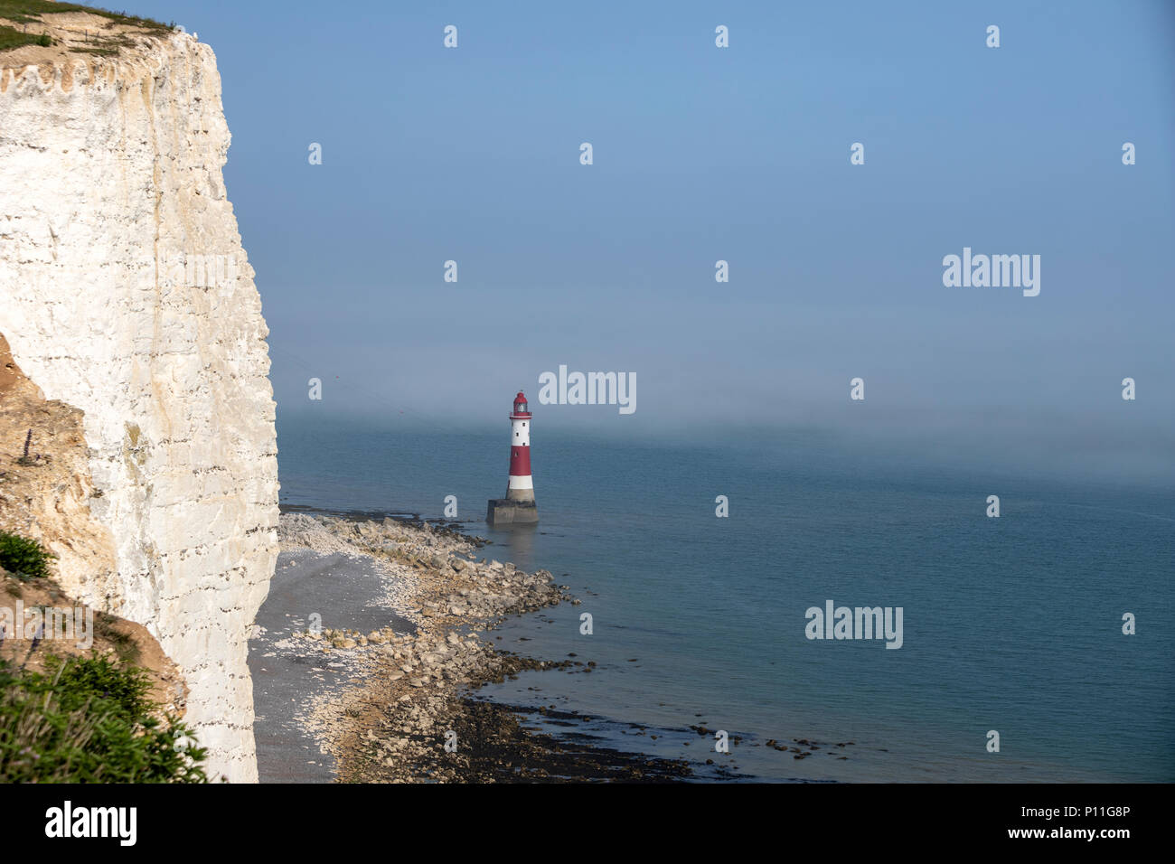 Falaises et phare de Beachy Head, Eastbourne, Chalk pointe dans l'East Sussex, England, UK Banque D'Images