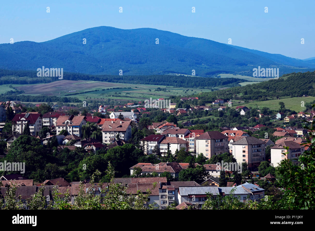 Cityscape à Zalău vers le sud, avec l'Meseș Mt dans l'arrière-plan Banque D'Images