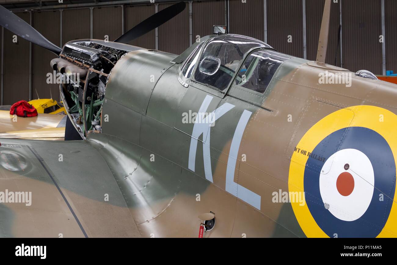 Supermarine Spitfire Ia 'X4650 / KL-A' en cours de maintenance à l'Imperial War Museum à Duxford Banque D'Images