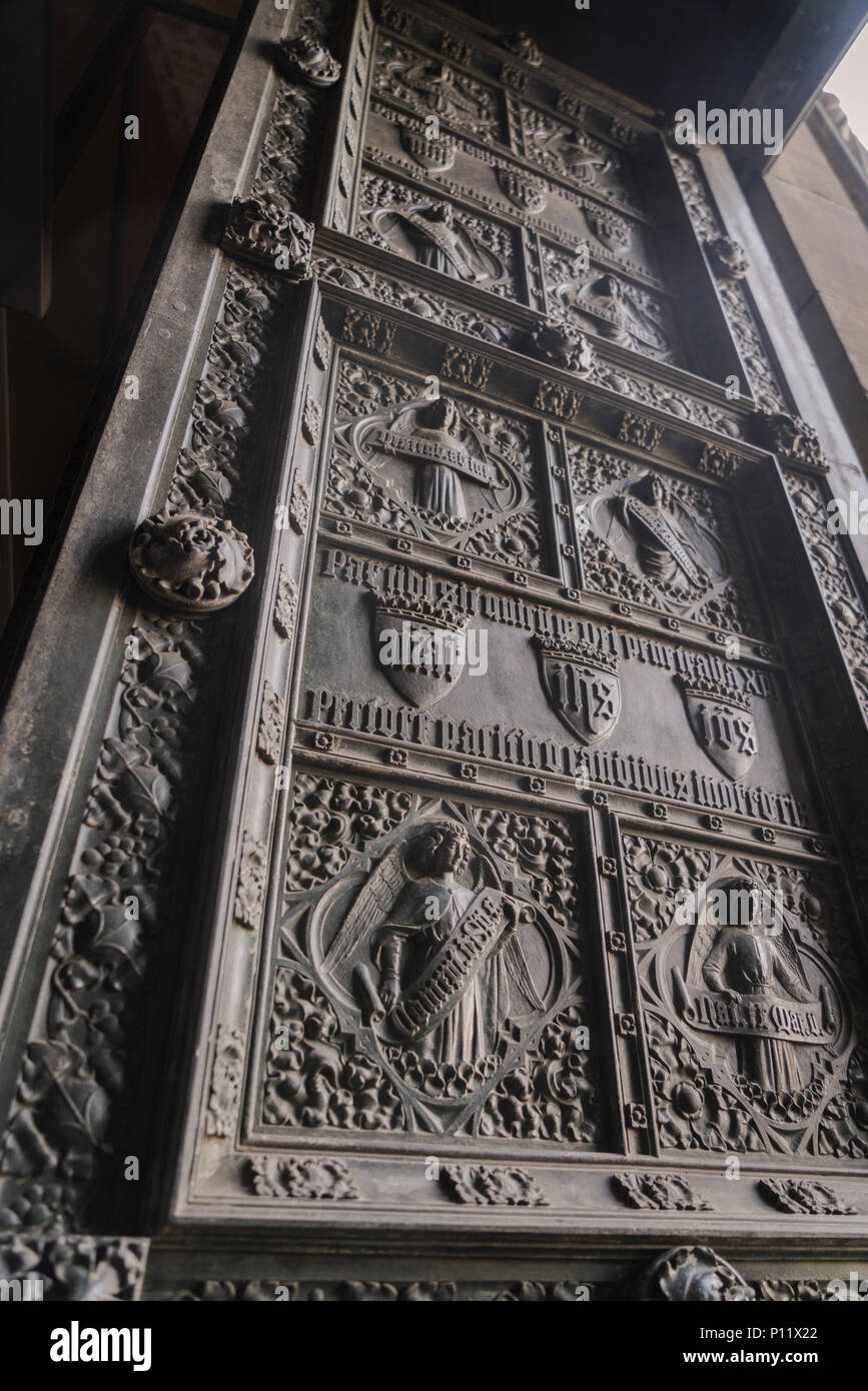 Les portes de la cathédrale de Cologne sont faits de bronze. Il y a des portails 12 symbolisant l'entrée de ciel. Banque D'Images