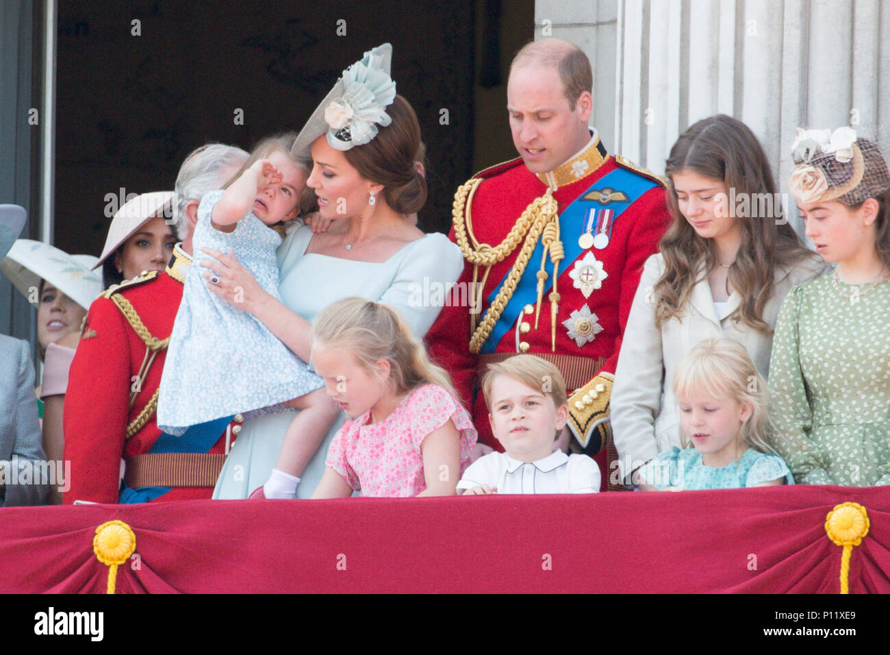 Photo datée du 9 juin montre la Princesse Charlotte en larmes sur le balcon sur le palais de Buckingham en regardant l'affichage à la parade la couleur à Londres aujourd'hui. Le duc et la duchesse de Sussex ont rejoint la reine pour la parade du défilé de couleurs pour marquer son 92e anniversaire. Imprimer Harry et Meghan Markle, qui a épousé le mois dernier, est arrivé dans le cadre de la procession du chariot. Une grande foule de spectateurs se sont rassemblés pour regarder la cérémonie de samedi, qui a vu autour de 1 000 soldats de mars à Horse Guards Parade dans Whitehall. Banque D'Images