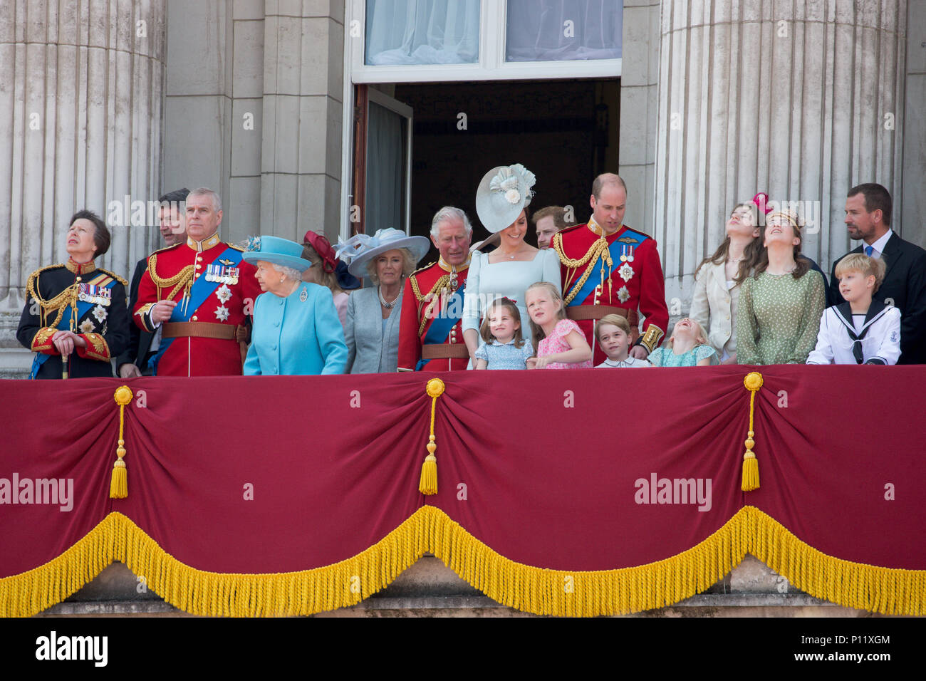 La Famille royale sur le balcon du palais de Buckingham regardant le défilé à la parade la couleur à Londres aujourd'hui. Le duc et la duchesse de Sussex ont rejoint la reine pour la parade du défilé de couleurs pour marquer son 92e anniversaire. Imprimer Harry et Meghan Markle, qui a épousé le mois dernier, est arrivé dans le cadre de la procession du chariot. Une grande foule de spectateurs se sont rassemblés pour regarder la cérémonie de samedi, qui a vu autour de 1 000 soldats de mars à Horse Guards Parade dans Whitehall. Banque D'Images