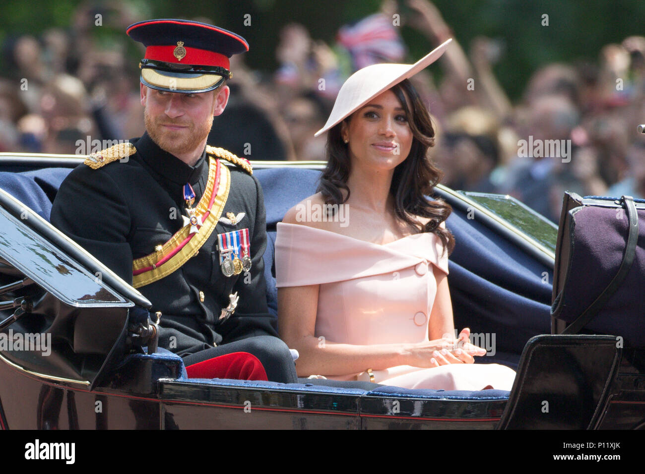 Le prince Harry et Meghan Markle (Duc et Duchesse de Sussex) à la parade la couleur à Londres le 9 juin 2018. Le duc et la duchesse de Sussex ont rejoint la reine pour la parade du défilé de couleurs pour marquer son 92e anniversaire. Imprimer Harry et Meghan Markle, qui a épousé le mois dernier, est arrivé dans le cadre de la procession du chariot. Une grande foule de spectateurs se sont rassemblés pour regarder la cérémonie de samedi, qui a vu autour de 1 000 soldats de mars à Horse Guards Parade dans Whitehall. Banque D'Images